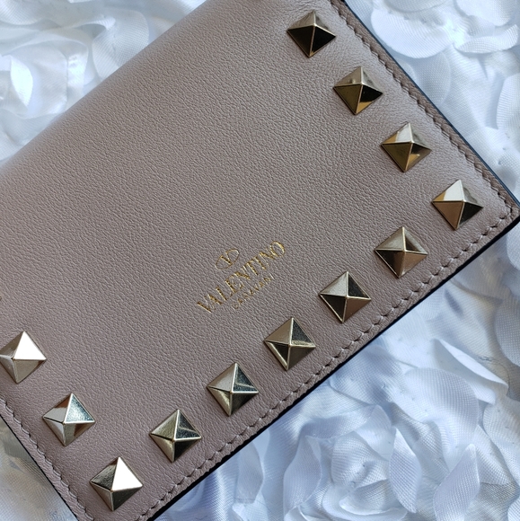 💫SOLD💫 VALENTINO Garavani Small Rockstud Wallet - Picture 2 of 12